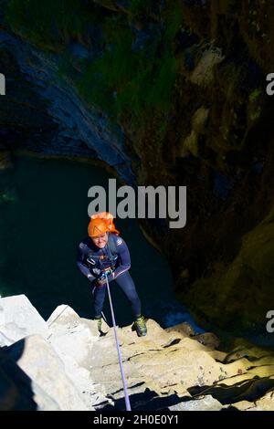 Canyoning Lucas Canyon im Tena Valley, Pyrenäen, Spanien. Stockfoto