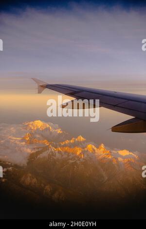Ein Flugzeugflügel über dem Massif Du Mont Blanc Stockfoto