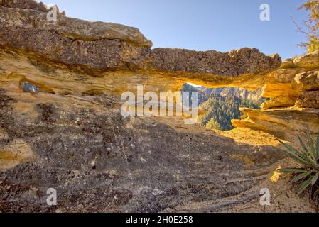 Ein großer und kleiner Felsbogen entlang des Telephone Trail nördlich von Sedona AZ. Diese Bögen werden als die Peep-Löcher bekannt. Stockfoto