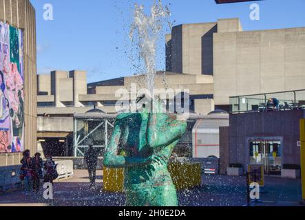 Die Kunstinstallation „Thinking Fountains“ von Klaus Weber vor der Hayward Gallery im Southbank Centre. London, Großbritannien, 6. Oktober 2021. Stockfoto