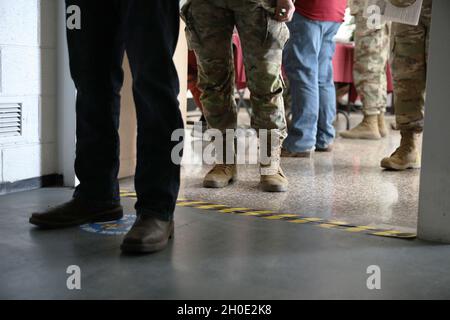 Soldaten, Veteranen und Zivilpersonal der US-Armee von Fort Bliss warten darauf, am 5. Februar 2021 vom Personal des U.S. Army and William Beaumont Army Medical Center im Stayton Theater in Fort Bliss, TX, zum ersten Mal oder nach der COVID-19-Impfung empfangen zu werden. Das Personal des WBAMC arbeitet sechs Tage die Woche mit Sanitätern der US-Armee zusammen, um Soldaten, Angehörigen, Veteranen und ausgewählten Mitarbeitern des Verteidigungsministeriums in Fort Bliss Impfstoffe zu verabreichen. Stockfoto