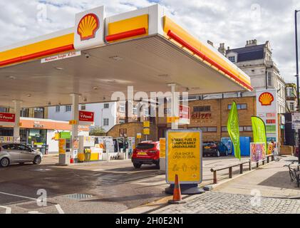 Schild „Sorry, Fuel is temporased unavailable“ an einer geschlossenen Shell-Station auf der Holloway Road. An vielen Tankstellen ist aufgrund des Mangels an Lkw-Fahrern im Zusammenhang mit dem Brexit und des panischen Kaufs Benzin ausgelaufen. London, Großbritannien. Oktober 2021 Stockfoto