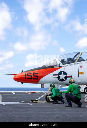 210205-N-UF271-1034 ATLANTIK (FEB 5, 2021) die italienische Marine Ensign Erika Raballo, eine studentische Marinefliegerin, die den 'Tigern' des Trainingsgeschwaders 9 zugewiesen wurde, bereitet sich darauf vor, das Flugdeck der USS Gerald R. Ford (CVN 78) in einem T-45C Goshawk Jet Trainer Flugzeug am 5. Februar 2021 zu starten. Die Qualifikation der Flugzeugträger ist eines der letzten Elemente des Lehrplans für die Ausbildung von Streikpiloten unter dem Leiter der Marineflugausbildung. Ford führt derzeit im Atlantischen Ozean Beförderungen durch. Stockfoto