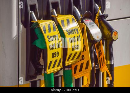 London, Großbritannien. 1. Oktober 2021. 'Sorry, out of use' Schilder decken die Benzinpumpen an einer Shell-Station auf der Holloway Road ab, der nach der Wiedereröffnung nur einen Tag lang der Treibstoff ausgegangen war. An vielen Tankstellen ist aufgrund des Mangels an Lkw-Fahrern im Zusammenhang mit dem Brexit und des panischen Kaufs Benzin ausgelaufen. Stockfoto