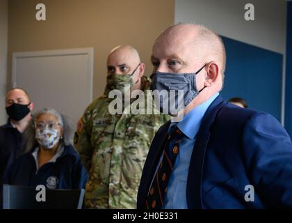 Der amtierende Sekretär der Armee, John E. Whitley, hört sich am 6. Februar 2021 eine kurze Beschreibung der Drive-Thru-Impfmaßnahmen im Regency Furniture Stadium in Waldorf, Maryland, an. Whitley, der in Western Maryland aufgewachsen ist, besuchte diese Impfstelle, die von den mobilen Impfteams der Maryland National Guard unterstützt wurde, und diskutierte COVID-19-Operationen mit hochrangigen MDNG-Leitern und Beamten des Gesundheitsministeriums. Stockfoto