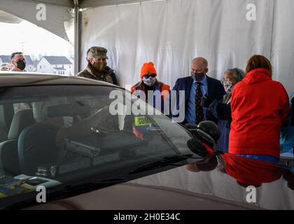 Der amtierende Sekretär der Armee, John E. Whitley, spricht am 6. Februar 2021 mit einem Patienten während eines Besuchs auf der Drive-Thru-Impfstelle im Regency Furniture Stadium in Waldorf, Maryland. Whitley, der in Western Maryland aufgewachsen ist, besuchte diese Impfstelle, die von den mobilen Impfteams der Maryland National Guard unterstützt wurde, und diskutierte COVID-19-Operationen mit hochrangigen MDNG-Leitern und Beamten des Gesundheitsministeriums. Stockfoto