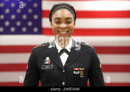 SPC der US-Armee. Kaymarie Jones, ein Konkurrent der 732. Forward Support Company, posiert während eines 60. Truppenkommandos (60. TC) Best Warrior Competition, der vom 5. Bis 7. Februar 2021 im Claude T. Bowers Military Center in Raleigh, North Carolina, stattfand. Der BWC des 60. TC fordert Soldaten auf, sich mit militärischen Operationen, grundlegenden Kriegeraufgaben und körperlicher Fitness zu kennen. (North Carolina Army Stockfoto