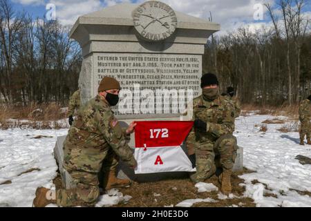 U. S. Armee Soldaten mit der 1-172. Kavallerie, 86. Infanterie Brigade Combat Team (Berg), Vermont National Guard, erhalten eine Geschichte Lektion über die 1. Vermont Kavallerie, Februar 6, Gettysburg National Military Park. Sie stehen vor einem Denkmal, das die Geschichte der Einheit beschreibt. Die erste Vermont-Kavallerie diente während des Bürgerkrieges, 1861-1865, und wurde schließlich Teil der 86. IBCT heute. Stockfoto