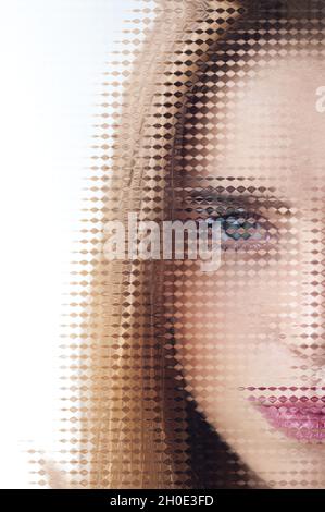 Junge Brünette Frau Gesicht defragmentiert, zerschmettert Identitätskonzept Stockfoto