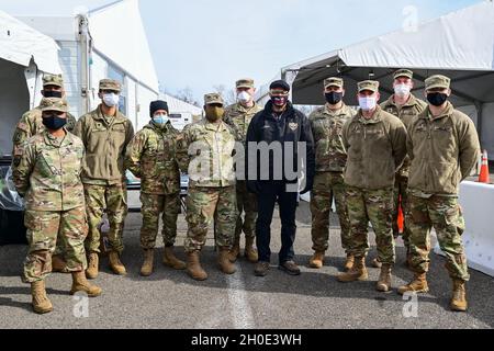 Maryland LT. Gouverneur Boyd Rutherford und US Army Brig. Gen. Janeen Birckhead, Kommandantin der Maryland Army National Guard (links), posiert für ein Foto während eines Besuchs bei einem der ersten COVID-19-Massenimpfstellen des Staates bei Six Flags America in Bowie, Maryland, am 6. Februar 2021. Birckhead leitet die Task Force Equitable, eine Initiative zur gerechten Verteilung des COVID-19-Impfstoffs in ganz Maryland. Das MDNG wurde aktiviert, um die COVID-19-Reaktion von Maryland zu unterstützen, indem es den Gesundheitsbehörden der Bezirke direkte Unterstützung bei der Beschleunigung der Impfung und des COVID-19-Tests zur Verfügung stellt Stockfoto