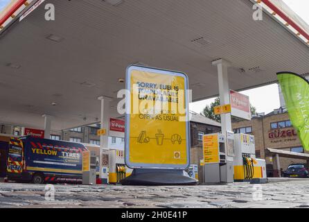 Schild „Sorry, Fuel is temporased unavailable“ an einer geschlossenen Shell-Station auf der Holloway Road. An vielen Tankstellen ist aufgrund des Mangels an Lkw-Fahrern im Zusammenhang mit dem Brexit und des panischen Kaufs Benzin ausgelaufen. London, Großbritannien.28. September 2021 Stockfoto