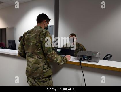 US Air Force Staff Sgt. Austin Sims, NCOIC of Medical Records für das 442d Medical Squadron, gibt Airmen ihre COVID-19-Impfkarten. Die Karten zeigen an, wann der erste Impfstoff genommen wurde und wann die zweite Runde des Impfstoffs verabreicht werden sollte. Stockfoto