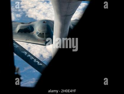 Ein B-2 Spirit, der dem Luftwaffenstützpunkt Whiteman, Mo., zugewiesen wurde, bereitet sich darauf vor, Treibstoff von einem KC-135 Stratotanker zu erhalten, 7. Februar 2021. Am 7. Februar 2021 trat ein B-2 Spirit zusammen mit einem B-1B Lancer und einer B-52 Stratofortress für den Super Bowl LV-Überflug auf. Stockfoto