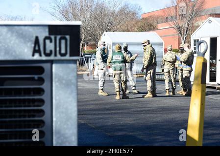 Die US Air Force North Carolina Air National Guard (NCANG) arbeitet Details zu den letzten Schritten während einer Cargo Deployment Function (CDF) aus, die am 7. Februar 2021 auf der NCANG Base, Charlotte Douglas International Airport, stattfand. Eine CDF ähnelt einer Personaleinsatzlinie, an der Sie eine Station haben, an der Sie Artikel zusammenstellen, auf Qualität prüfen und sicherstellen können, dass sie sicher in ein Flugzeug geladen werden können. Sobald die Gegenstände für die Verladung in ein Flugzeug freigegeben wurden, erreichen sie die letzte Phase des CDF. Stockfoto