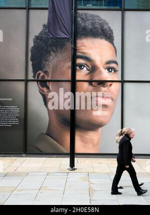 Strand, London, Großbritannien. Oktober 2021. Coutts Bank on Strand unterstützt Black History Month und Marcus Rashford MBE. Kredit: Matthew Chattle/Alamy Live Nachrichten Stockfoto