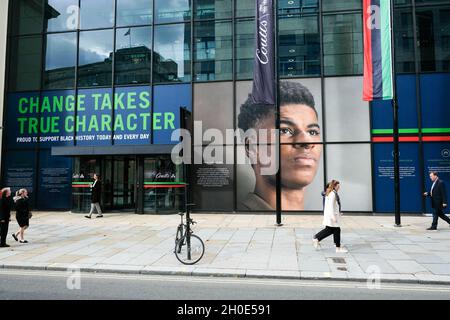Strand, London, Großbritannien. Oktober 2021. Coutts Bank on Strand unterstützt Black History Month und Marcus Rashford MBE. Kredit: Matthew Chattle/Alamy Live Nachrichten Stockfoto