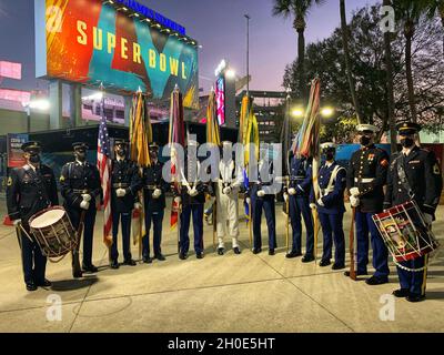 Der Farbschutz der US-Streitkräfte steht am Eingang des Raymond James Stadions kurz nach ihrer Vorstellung im Super Bowl LV in Tampa, Florida, am 7. Februar 2021. Von links nach rechts, U.S. Army Sgt. Derek Stults der 1. Klasse, US Army Sgt. Christopher WilsonPoston, U.S. Army Sgt. Ryan Weber, U.S. Army Sgt. Collin Gorman, U.S. Marine Sgt. Franklin Taft, US Navy Petty Officer 3rd Class James Hunter, U.S. Air Force Staff Sgt. Hannah Larson, U.S. Air Force Airman First Class Zackary Tronnes, U.S. Coast Guard Seaman Valentina DiZio, U.S. Marine Lance CPL. Hayden Manu und die US Army Sgt. First Class RO Stockfoto