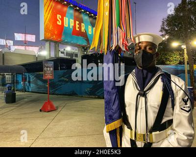 U.S. Navy Petty Officer 3rd Class James Hunter steht mit der US Navy Service Flagge kurz nach der Leistung des Farbteams bei Super Bowl LV in Tampa, Florida, 7. Februar 2021. Die Farbwache der US-Streitkräfte besteht aus Dienstmitgliedern der zeremoniellen Wacheinheiten, die in und um Washington, D.C. stationiert sind Stockfoto