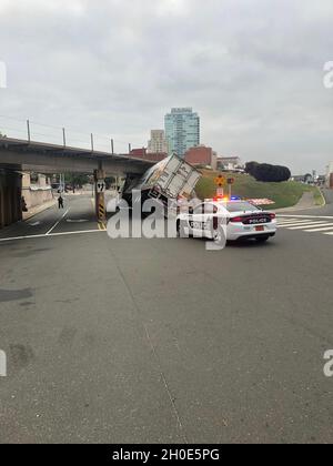 Amerikanischer LKW während des Unfalls beschädigt Stockfoto