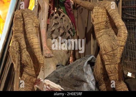 Neu-Delhi, Indien. Oktober 2021. In der Werkstatt stehen unfertige Skelette. (Foto: Shikha Arya/Pacific Press) Quelle: Pacific Press Media Production Corp./Alamy Live News Stockfoto