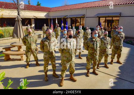 Luftwaffe des 163d Angriffsflügels Pose mit Maj. General Gregory F. Jones, Kommandeur der kalifornischen Luftwaffe. Vorne links nach rechts: MSgt Troy Savageau, 163d ATKW Headquarters First Sergeant; MSgt Steven Pyszka; Maj. General Jones; Col. Keith Chikasawa, 163d ATKW Commander; Col. Christopher Todd Linton, 163d ATKW-Vizekommandant; CMSgt Paul Witt, 163d ATKW-Kommandochef, 163d ATKW-Hauptquartier, March Air Reserve Base, 7. Februar 2021. Stockfoto