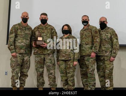 Master-Sgt. David Steiner, ein erster Sergeant mit dem 266. Range Squadron und Gewinner der 2020 Outstanding Airman of the Year First Sergeant Kategorie der Idaho Air National Guard, posiert für ein Foto mit IDANG-Führung bei der virtuellen 2020 Outstanding Airman of the Year Awards der IDANG, Gowen Field, Boise, Idaho, Februar 7, 2021. Seit 1956 hat das herausragende Airman-Programm der Luftwaffenverbände jährlich 12 teilnehmende Mitglieder für überlegene Führungsqualitäten, Arbeitsleistung, Engagement in der Gemeinschaft und persönliche Leistungen ausgezeichnet. Stockfoto