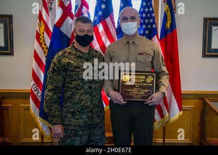 U.S. Marine Corps Maj. General Julian D. Alford, links, kommandierender General für Marine Corps Installationen East-Marine Corps Base Camp Lejeune, posiert für ein Foto mit Staff Sgt. Justin A. Collins, rechts, Kraftfahrzeugbetreiber beim Combat Logistics Battalion 8, Combat Logistics Regiment 2, 2nd Marine Logistics Group, nach einer feierlichen Anerkennung zu Ehren des 2020 Service Member of the Year im Gebäude 1 auf dem MCB Camp Lejeune, North Carolina, 8. Februar 2021. Die Handelskammer von Jacksonville-Onslow, Military Affairs Committee, würdigte Collins für seine herausragende Leistung und dedica Stockfoto