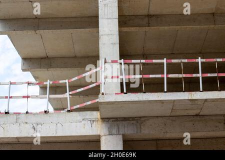 Fragment der Fassade eines modernen Gebäudes im Bau. Nahaufnahme eines mehrstöckigen Wohngebäudes im Bau. Die Wände des h Stockfoto