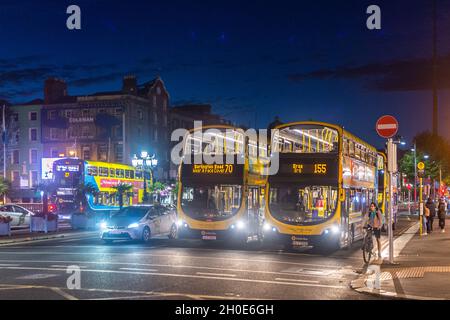 Dublin Busse auf der O'Connell Street Bridge bei Nacht in Dublin, Irland. Stockfoto