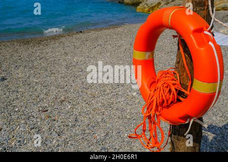 Orangenlifebuje aus nächster Nähe am Strand. Konzept für Sommerferien. Meeresküste Stockfoto