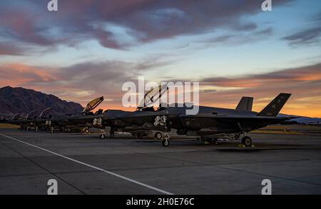 Fünf F-35A Lightning II-Kampfflugzeuge, die dem 34. Jagdgeschwader auf der Hill Air Force Base, Utah, zugewiesen wurden, sitzen während der Red Flag 21 auf der Nellis AFB, Nevada, am 8. Februar 2021 auf der Fluglinie. Während der Red Flag-Zeit trainieren gemeinsame Partner und Verbündete gemeinsam in realistischen High-End-Szenarien und erhöhen so die Interoperabilität innerhalb der gesamten Streitkräfte. Stockfoto