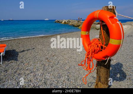 Orangenlifebuje aus nächster Nähe am Strand. Konzept für Sommerferien. Meeresküste. Rettungsboje auf dem Meer Stockfoto