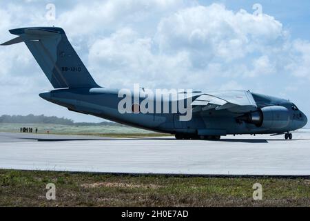 Eine Japan Air Self-Defence Force oder Koku-Jieitai C-2, die der 403 Squadron zugewiesen wurde, Taxis am Northwest Field als Teil der Ausbildung zur humanitären Hilfe und Katastrophenhilfe (HA/DR) während des Cope North 21 auf dem Andersen Air Force Base, Guam, 8. Februar 2021. Eines der Hauptziele dieser Übung sind (HA/DR)-Operationen, die auf der Andersen AFB und Northwest Field, Guam, sowie auf Koror und Angaur, Palau, stattfinden werden. Stockfoto