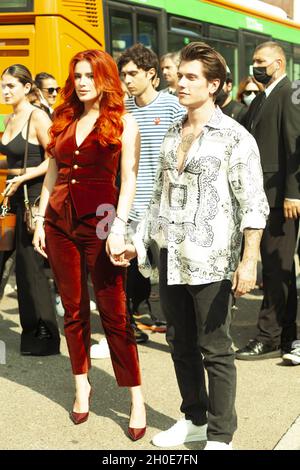 Bella Thorne und Benjamin Mascolo kommen auf der Etro Fashion Show während der Mailänder Fashion Week - Frühjahr / Sommer 2022 am September an Stockfoto