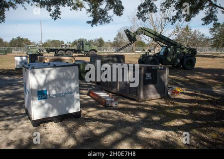 GULFPORT, Mississippi (Feb 8, 2021) – Seebeer, die dem mobilen Baubataillon 1 der Marine (NMCB) zugewiesen sind, bauen ein Zeltlager für die Impfstoffverwaltung COVID-19 im Marinebataillon-Zentrum Gulfport, Mississippi, 8. Februar 2021. Die geplante Fähigkeit des Lagers besteht darin, 250 COVID-19-Impfstoffe pro Tag bereitzustellen. NMCB 1 führt einen rigorosen Trainingsplan für den Heimsport durch, um Baumaßnahmen, humanitäre Hilfe und Sicherheitsoperationen durchzuführen. Stockfoto