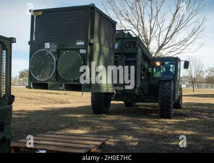 GULFPORT, Mississippi (Feb 8, 2021) – Seebeer, die dem mobilen Baubataillon 1 der Marine (NMCB) zugewiesen sind, bauen ein Zeltlager für die Impfstoffverwaltung COVID-19 im Marinebataillon-Zentrum Gulfport, Mississippi, 8. Februar 2021. Die geplante Fähigkeit des Lagers besteht darin, 250 COVID-19-Impfstoffe pro Tag bereitzustellen. NMCB 1 führt einen rigorosen Trainingsplan für den Heimsport durch, um Baumaßnahmen, humanitäre Hilfe und Sicherheitsoperationen durchzuführen. Stockfoto