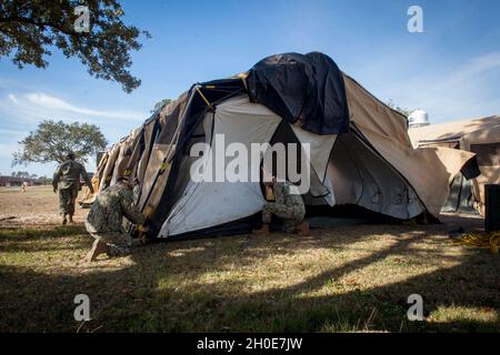 GULFPORT, Mississippi (Feb 8, 2021) – Seebeer, die dem mobilen Baubataillon 1 der Marine (NMCB) zugewiesen sind, bauen ein Zeltlager für die Impfstoffverwaltung COVID-19 im Marinebataillon-Zentrum Gulfport, Mississippi, 8. Februar 2021. Die geplante Fähigkeit des Lagers besteht darin, 250 COVID-19-Impfstoffe pro Tag bereitzustellen. NMCB 1 führt einen rigorosen Trainingsplan für den Heimsport durch, um Baumaßnahmen, humanitäre Hilfe und Sicherheitsoperationen durchzuführen. Stockfoto