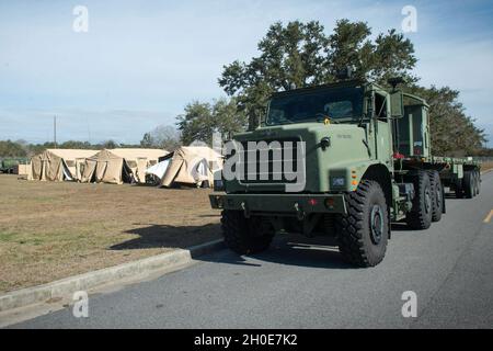 GULFPORT, Mississippi (Feb 8, 2021) – Seebeer, die dem mobilen Baubataillon 1 der Marine (NMCB) zugewiesen sind, bauen ein Zeltlager für die Impfstoffverwaltung COVID-19 im Marinebataillon-Zentrum Gulfport, Mississippi, 8. Februar 2021. Die geplante Fähigkeit des Lagers besteht darin, 250 COVID-19-Impfstoffe pro Tag bereitzustellen. NMCB 1 führt einen rigorosen Trainingsplan für den Heimsport durch, um Baumaßnahmen, humanitäre Hilfe und Sicherheitsoperationen durchzuführen. Stockfoto