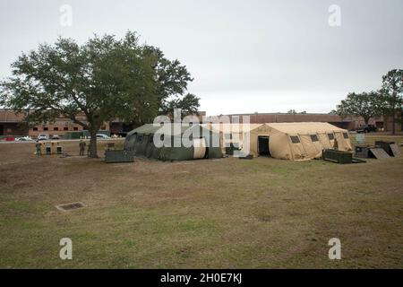 GULFPORT, Mississippi (Feb 8, 2021) – Seebeer, die dem mobilen Baubataillon 1 der Marine (NMCB) zugewiesen sind, bauen ein Zeltlager für die Impfstoffverwaltung COVID-19 im Marinebataillon-Zentrum Gulfport, Mississippi, 8. Februar 2021. Die geplante Fähigkeit des Lagers besteht darin, 250 COVID-19-Impfstoffe pro Tag bereitzustellen. NMCB 1 führt einen rigorosen Trainingsplan für den Heimsport durch, um Baumaßnahmen, humanitäre Hilfe und Sicherheitsoperationen durchzuführen. Stockfoto