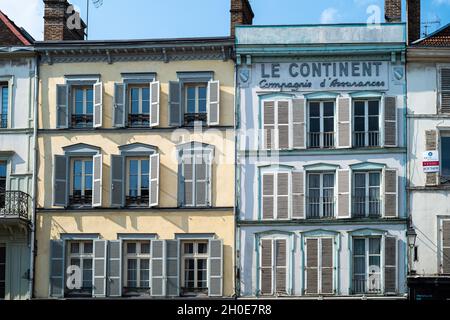 Troyes (Nordostfrankreich): Gebäudefassaden in der Rue Juvenal des Ursins, im Stadtzentrum auf der rechten Seite, Zeichen der ehemaligen Versicherungsgesellschaft Stockfoto
