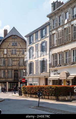 Troyes (Nordostfrankreich): Rue Juvenal des Ursins im Stadtzentrum. Im Hintergrund ein Fachwerkhaus in der Rue Emile Zola Stockfoto