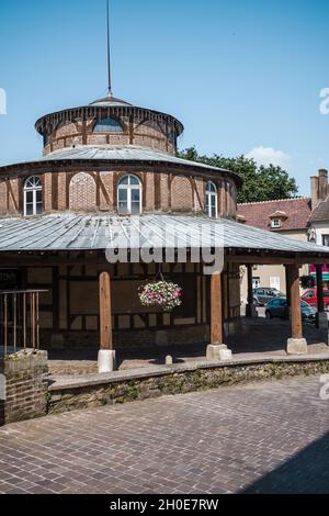 Ervy le Chatel (Nordostfrankreich): Der runde Saal mit seinen drei kreisförmigen Dächern, der 1836 1837 in einer ländlichen Stadt errichtet wurde, wurde mit dem Label „Village of Stockfoto