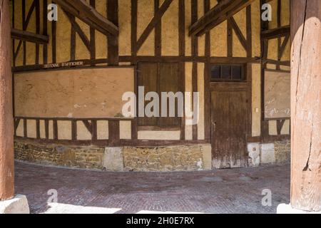 Ervy le Chatel (Nordostfrankreich): Der runde Saal mit seinen drei kreisförmigen Dächern, der 1836 1837 in einer ländlichen Stadt errichtet wurde, wurde mit dem Label „Village of Stockfoto