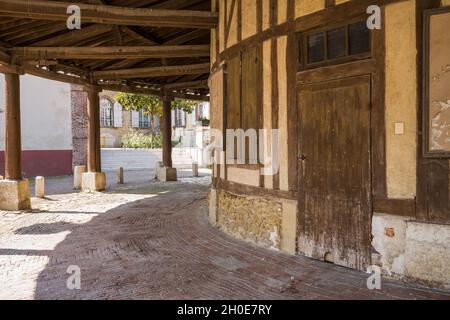 Ervy le Chatel (Nordostfrankreich): Der runde Saal mit seinen drei kreisförmigen Dächern, der 1836 1837 in einer ländlichen Stadt errichtet wurde, wurde mit dem Label „Village of Stockfoto