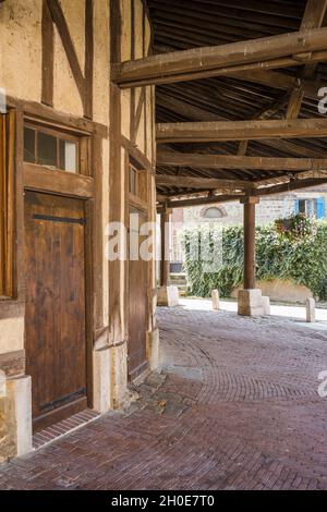 Ervy le Chatel (Nordostfrankreich): Der runde Saal mit seinen drei kreisförmigen Dächern, der 1836 1837 in einer ländlichen Stadt errichtet wurde, wurde mit dem Label „Village of Stockfoto