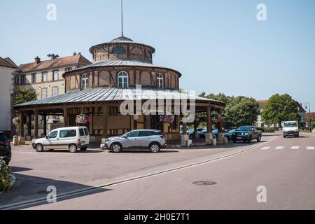 Ervy le Chatel (Nordostfrankreich): Der runde Saal mit seinen drei kreisförmigen Dächern, der 1836 1837 in einer ländlichen Stadt errichtet wurde, wurde mit dem Label „Village of Stockfoto