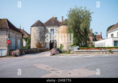 Ervy le Chatel (Nordostfrankreich): Gepflasterte Straße und Tor des Heiligen Nikolaus erbaut im 17. Jahrhundert, ländliche Stadt mit dem Label “Dorf von ch ausgezeichnet Stockfoto