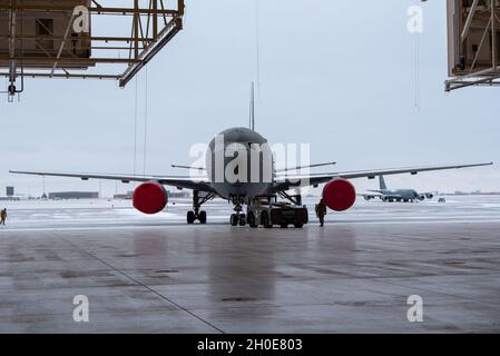 22nd Maintenance Squadron Airmen benutzt einen MB-2-Zugschlepper, um einen KC-46A Pegasus am 8. Februar 2021 auf der McConnell Air Force Base, Kansas, aus einem Aufhänger zu schieben. Maintenance Airmen führte Flugzeugreparaturen durch und schleppte das Flugzeug zur Fluglinie zurück, um sich auf zukünftige Betankungsmissionen vorzubereiten. Stockfoto