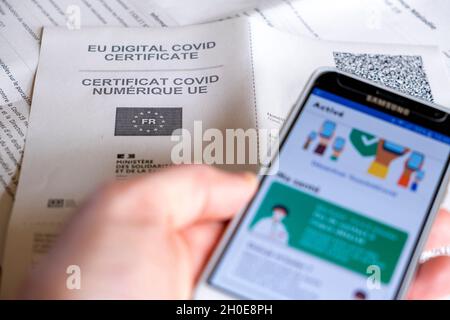Digitales EU-COVID-Zertifikat, Nachweis der Impfung. Gesundheitsausweis: Impfpass mit einem QR-Code, der nach der zweiten Injektion für zwei Dosen ausgestellt wurde Stockfoto