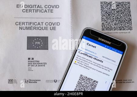 Digitales EU-COVID-Zertifikat, Nachweis der Impfung. Gesundheitsausweis: Impfpass mit einem QR-Code, der nach der zweiten Injektion für zwei Dosen ausgestellt wurde Stockfoto